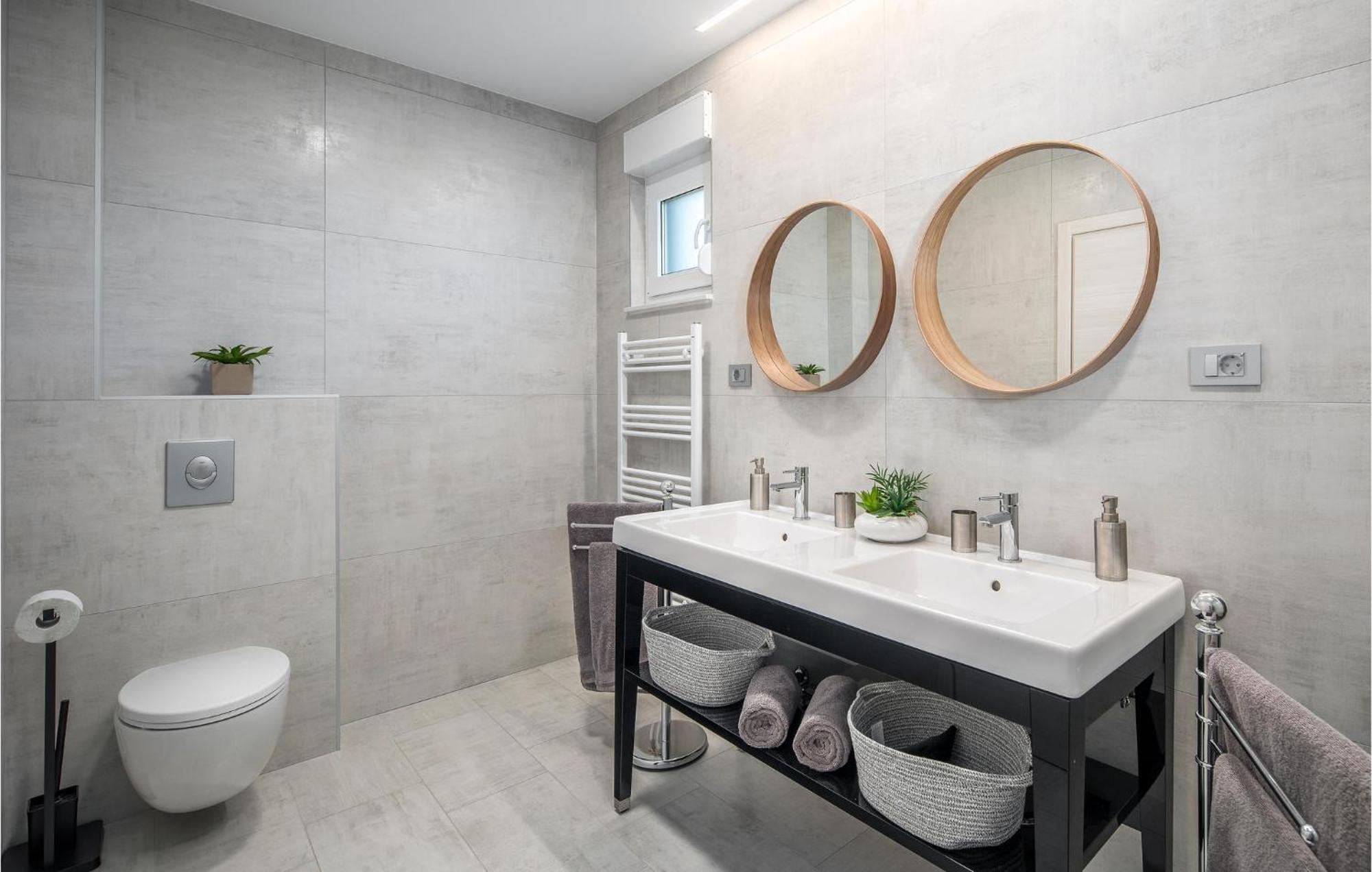 Beautiful Home In Tinjan With Jacuzzi Экстерьер фото