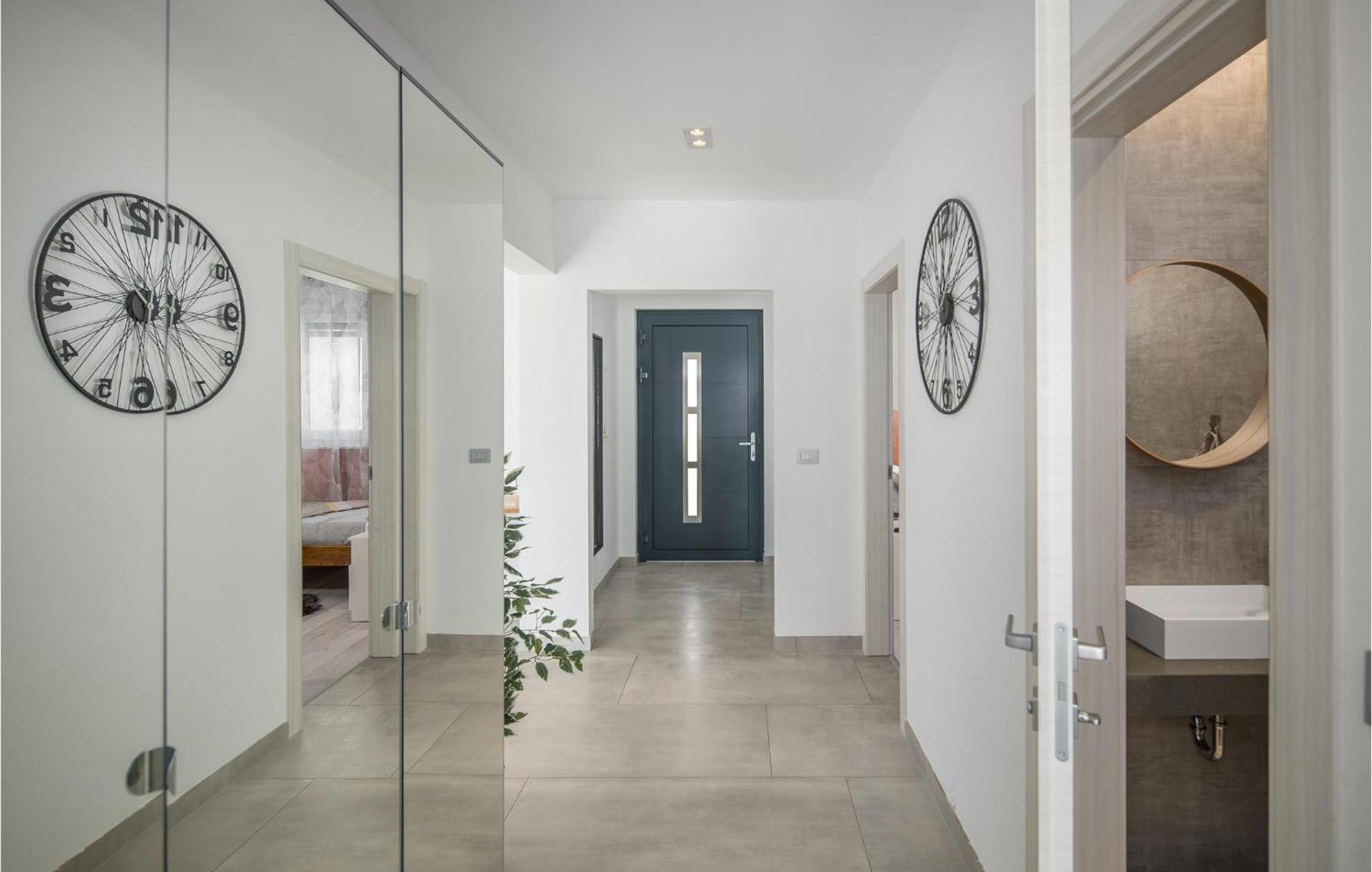 Beautiful Home In Tinjan With Jacuzzi Экстерьер фото