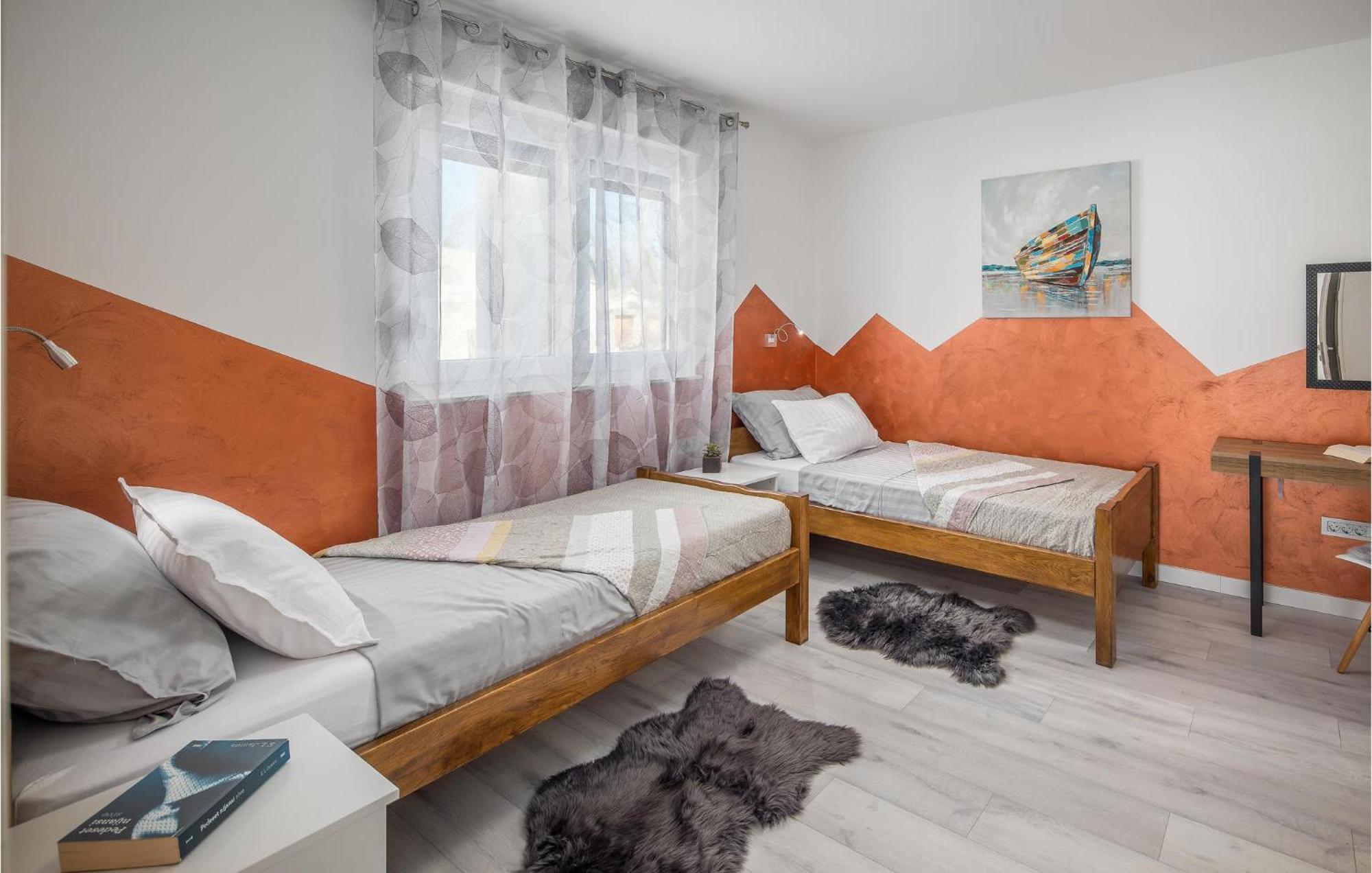 Beautiful Home In Tinjan With Jacuzzi Экстерьер фото