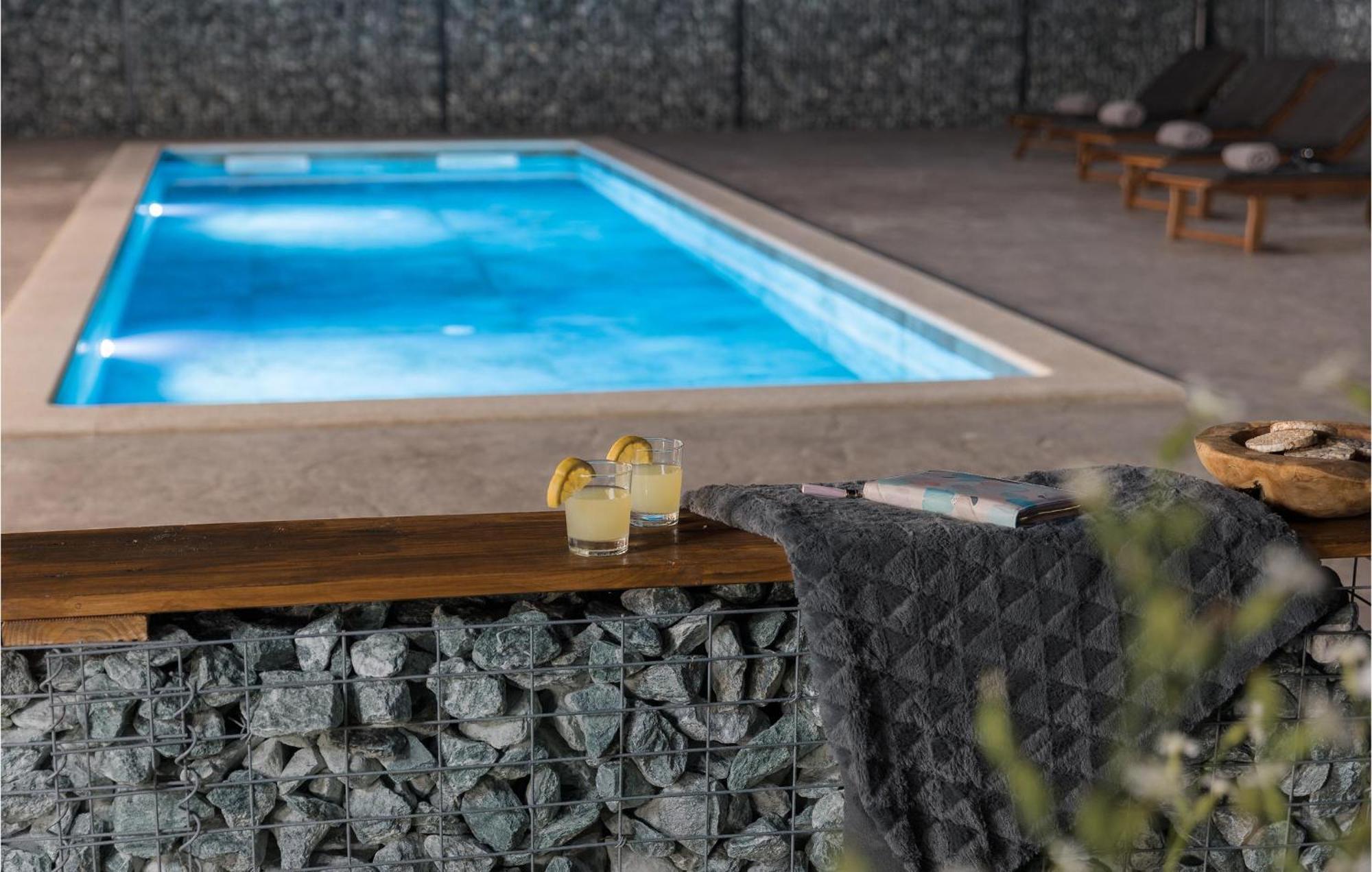 Beautiful Home In Tinjan With Jacuzzi Экстерьер фото