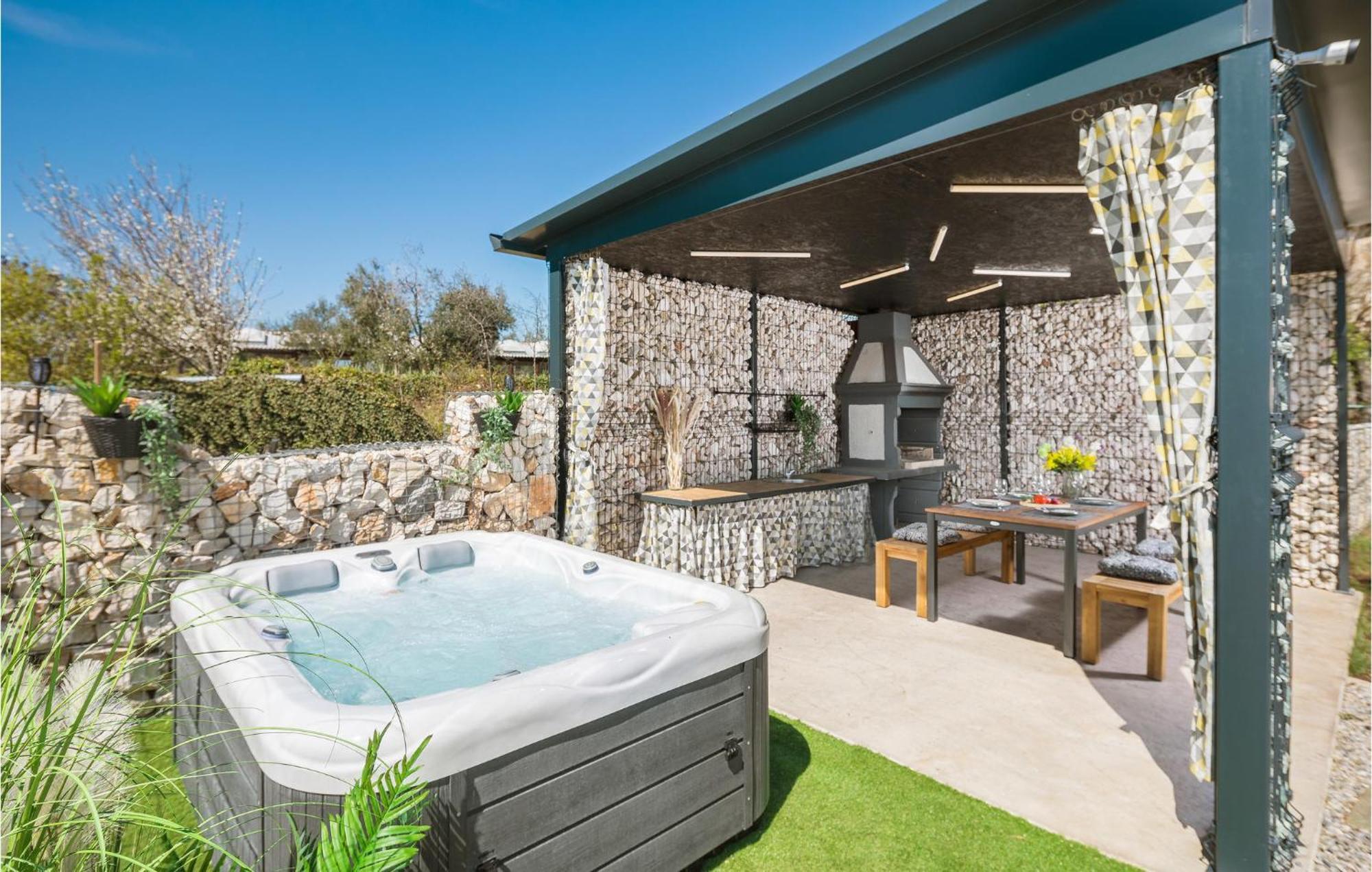Beautiful Home In Tinjan With Jacuzzi Экстерьер фото