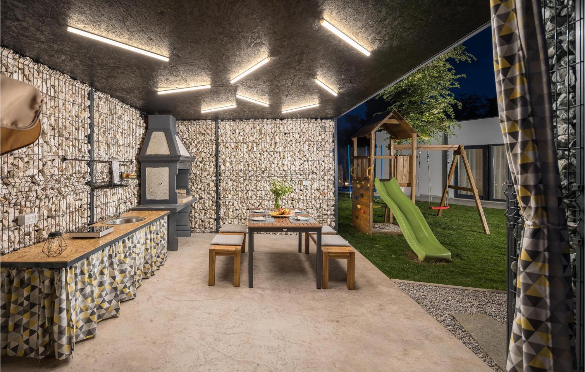 Beautiful Home In Tinjan With Jacuzzi Экстерьер фото