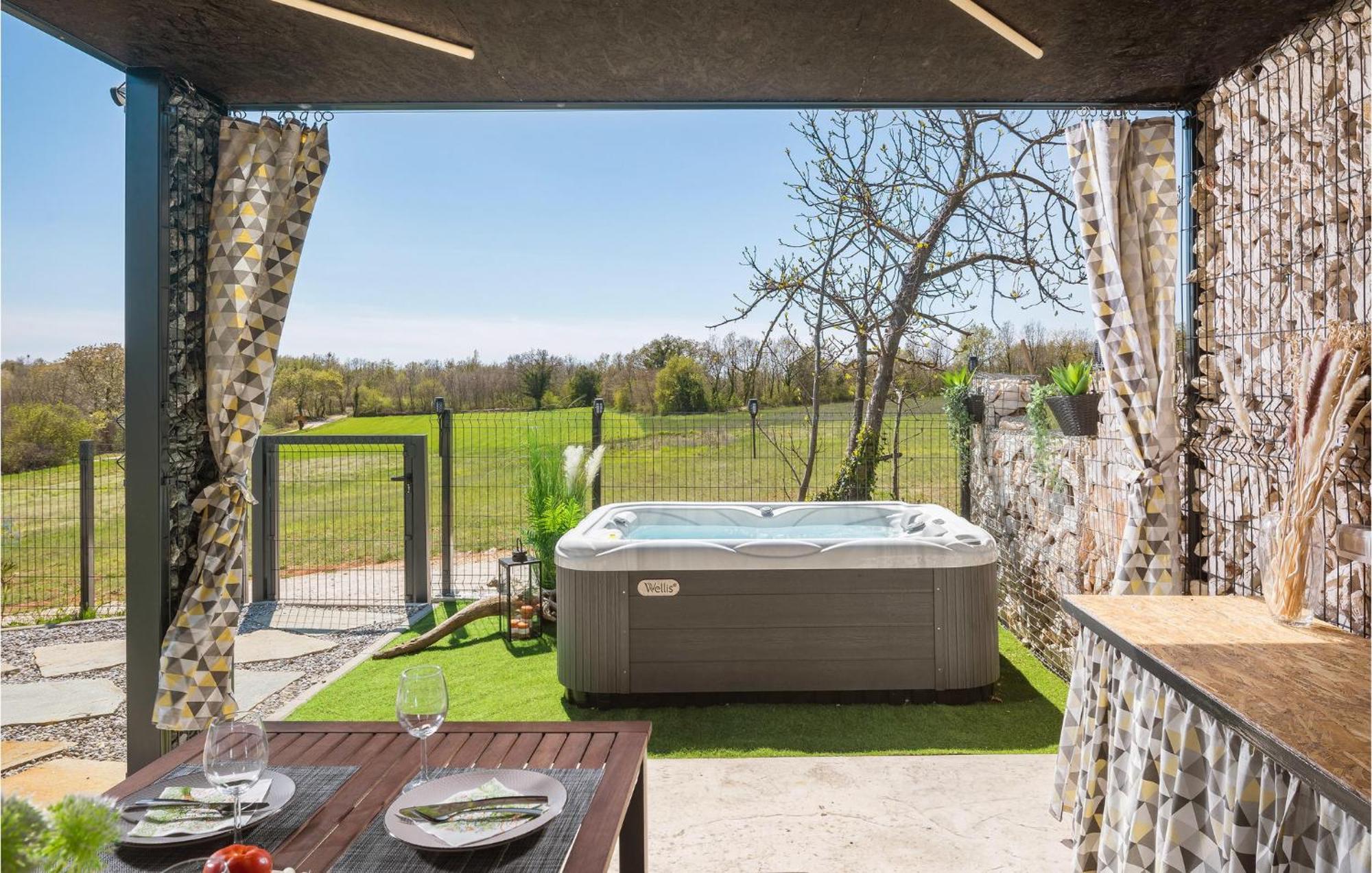 Beautiful Home In Tinjan With Jacuzzi Экстерьер фото