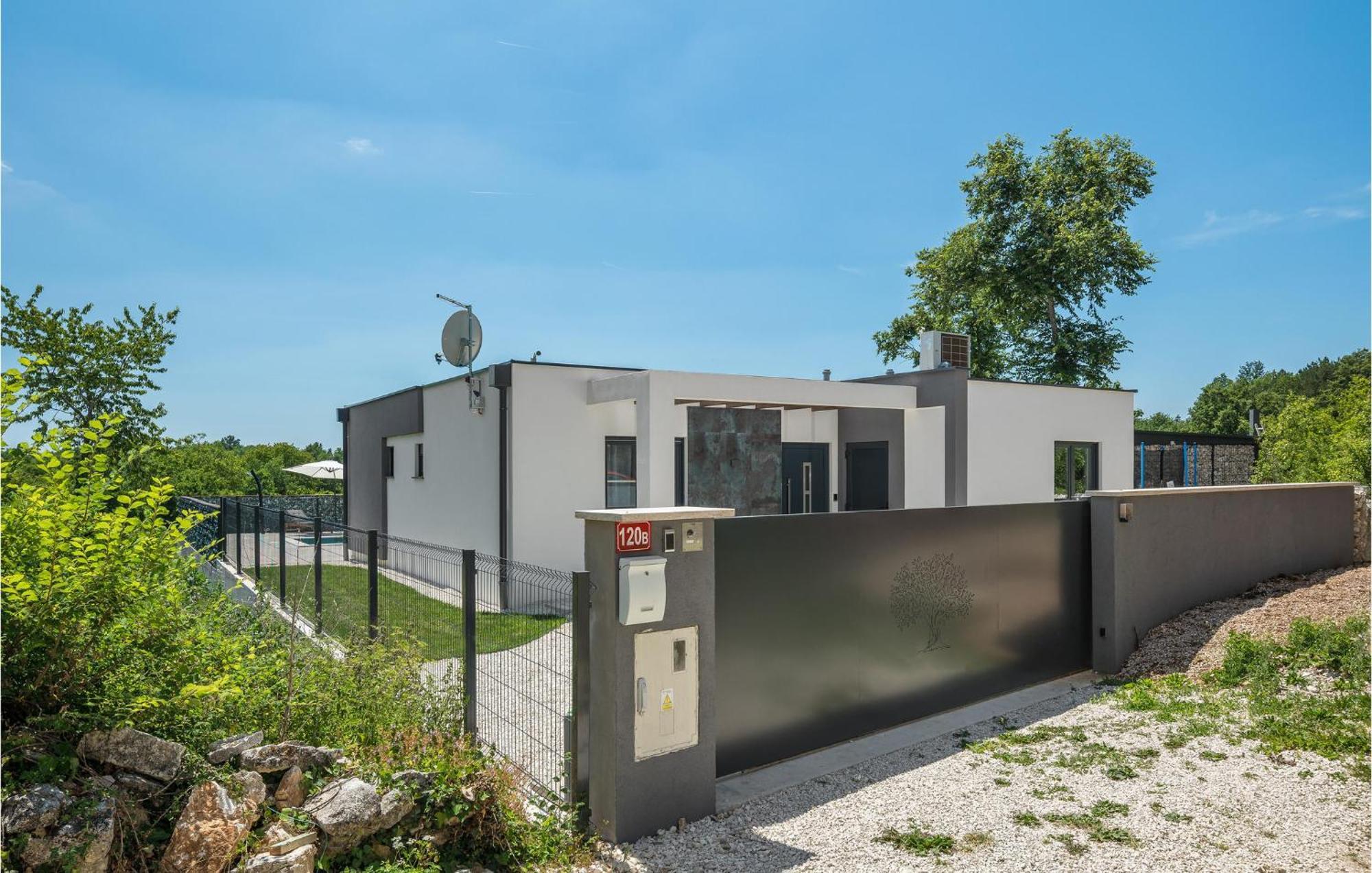 Beautiful Home In Tinjan With Jacuzzi Экстерьер фото
