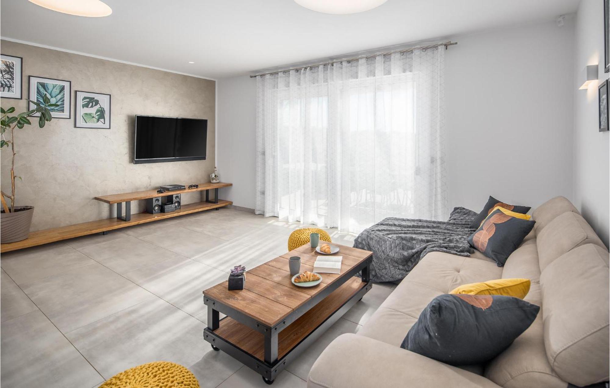 Beautiful Home In Tinjan With Jacuzzi Экстерьер фото