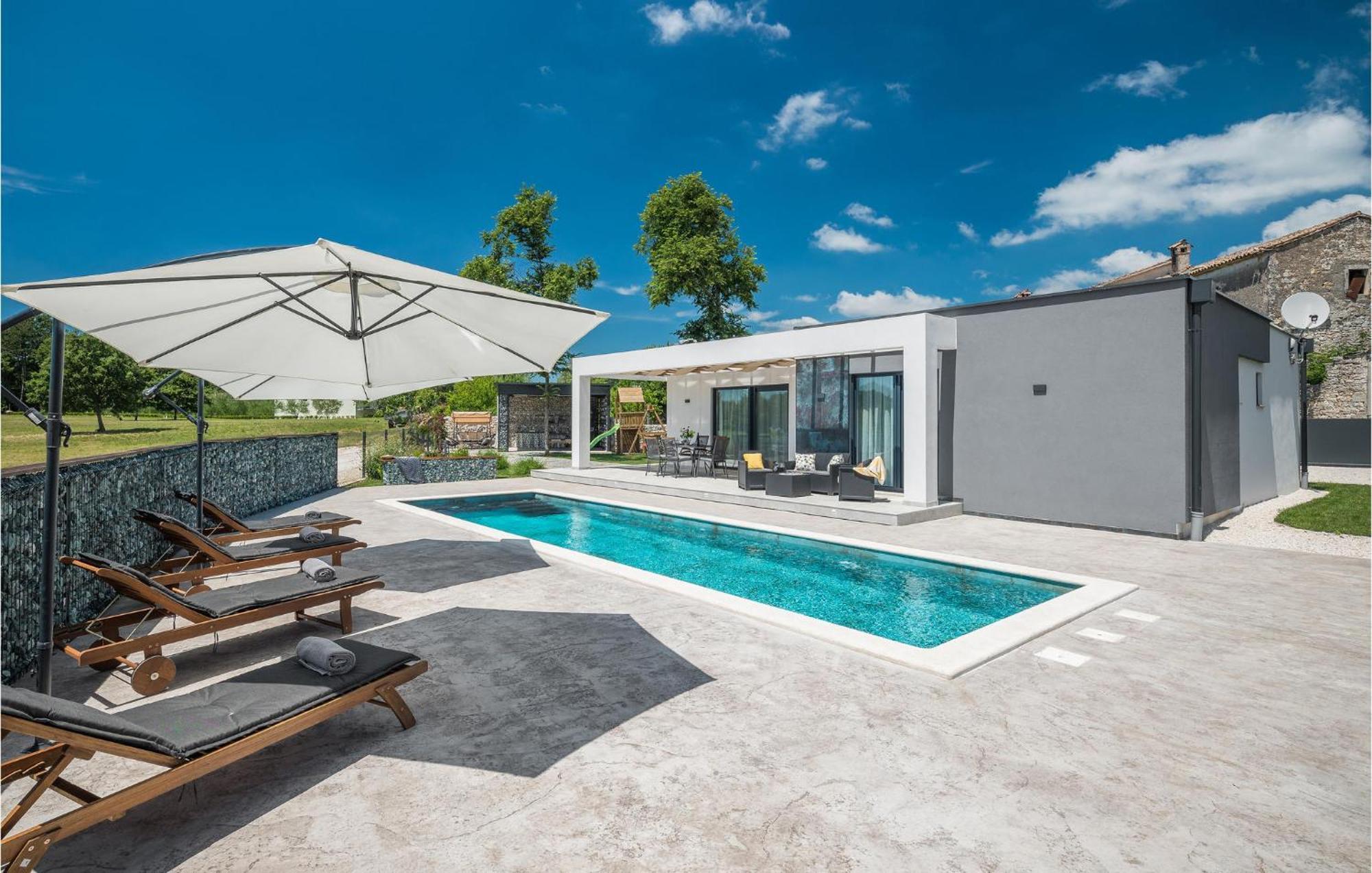 Beautiful Home In Tinjan With Jacuzzi Экстерьер фото